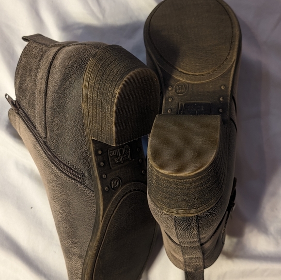 Taupe Low Heeled Ankle Boots Jessica Cline 10W - Picture 3 of 5